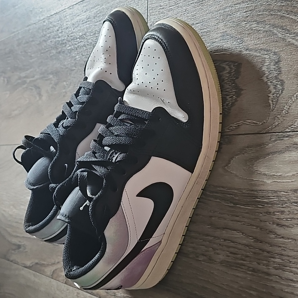 Nike Men's Low-Top Sneakers in Black, White, Purple